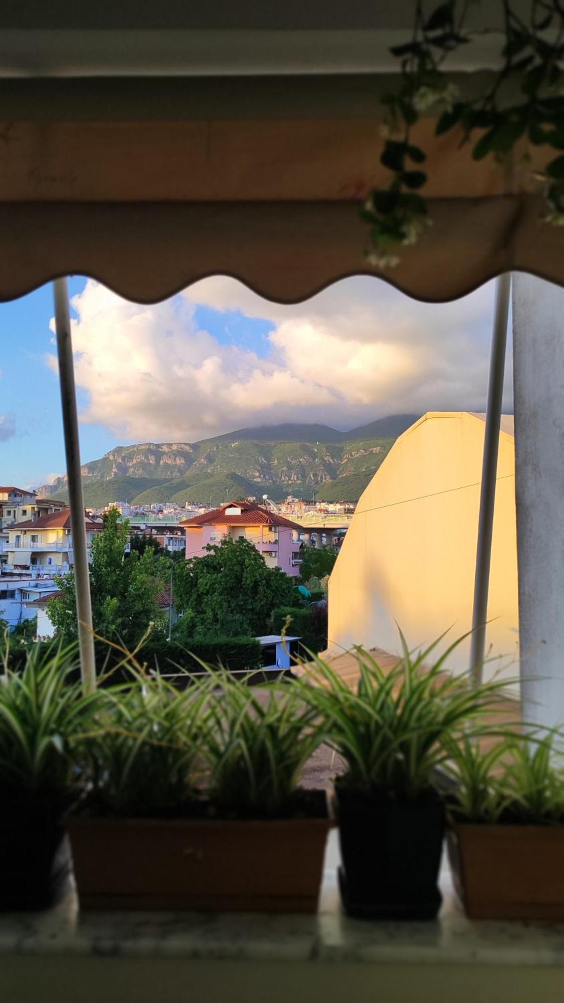 Apartment Warm Wooden Escape, Cozy & Elegant Tirana